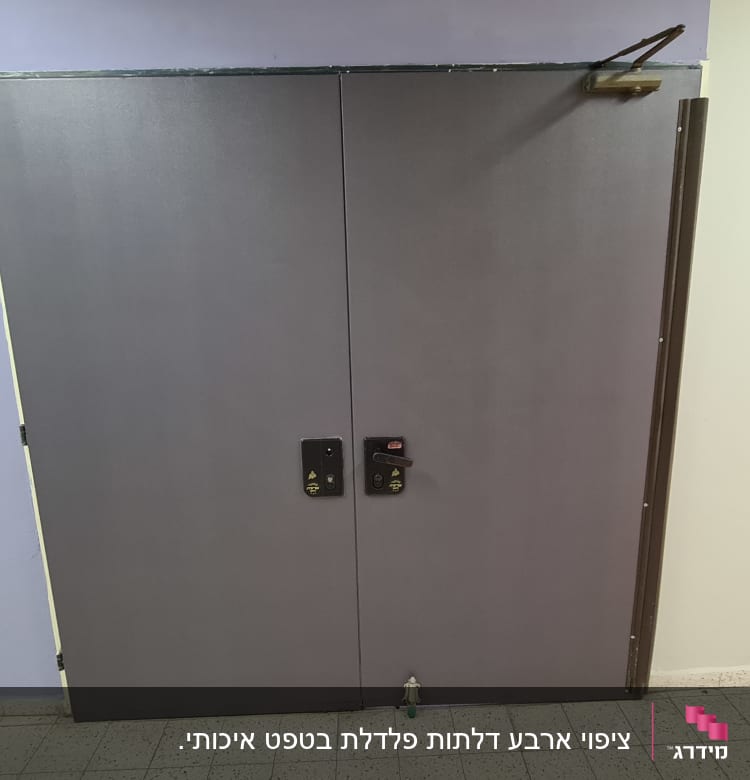 דלת כפולה אפורה עם ידיות שחורות